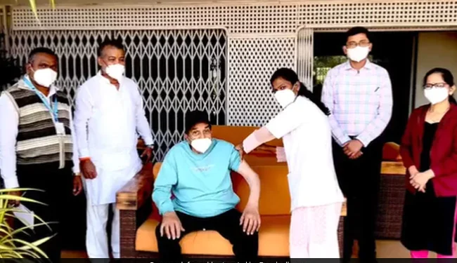 Actor Dharmendra ने लिया COVID-19 बूस्टर शॉट: फैंस को Covid-19 में बढ़ने से पहले बूस्टर शूट कराने का किया आग्रह