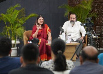 पशु कल्याण वार्ता: आचार्य प्रशांत एवं सांसद मेनका गांधी बीच बातचीत – युवा शक्ति एवं वेगनिज्म पर दिया ज़ोर
